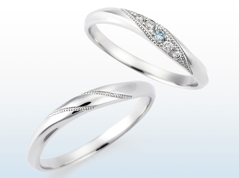 アイスブルーダイヤモンドが留められた結婚指輪